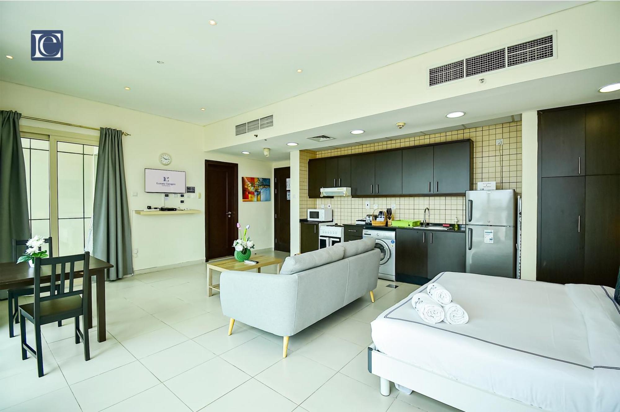 Luxury Escapes - Furnished Studio With Balcony In Royal Oceanic Dubai Exteriör bild